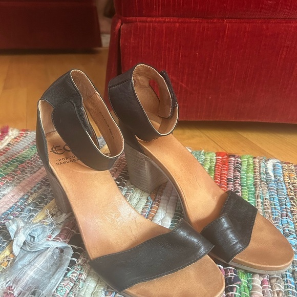 EOS Black and Tan Leather Sandals 39/8.5 - Picture 8 of 16